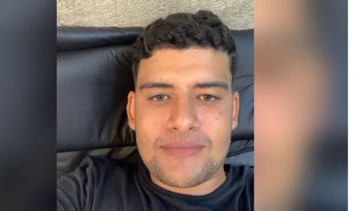 Ajuda para comprar uma passagem de avião para um amigo que perdeu sua mãe.