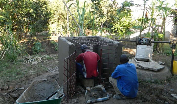 MOÇAMBIQUE - POÇO ARTESIANO E SAPATOS PARA AS CRIANÇAS