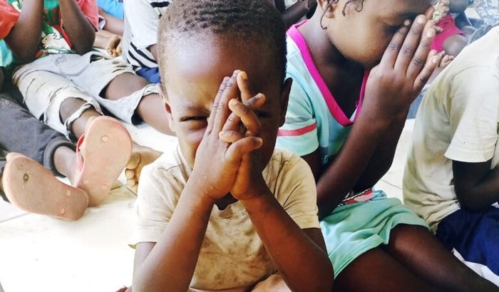 Almoço para crianças moçambicanas 