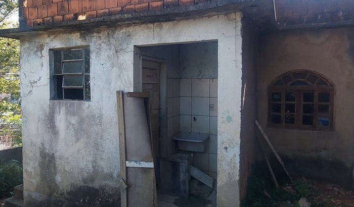 Ajude-nos a reformar a casinha que a minha sogra deixou.