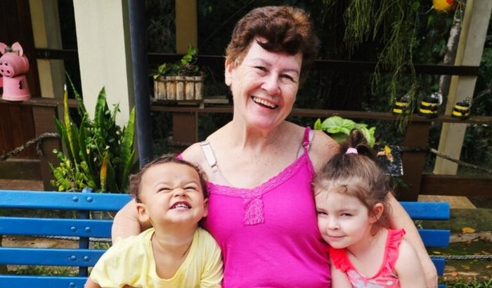 Sua ajuda pode devolver à Tia Lúcia a chance de ver a Mia e o Matheus crescendo!