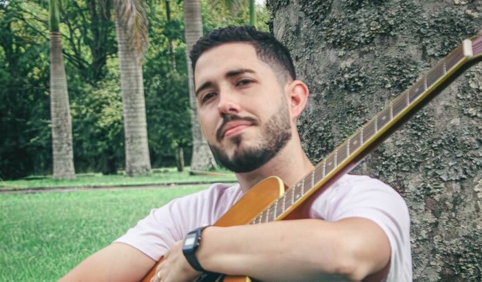 “Transforme meu sonho em som. Ajude a gravar minha primeira canção.”