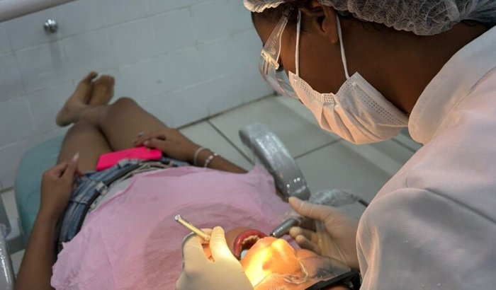 Ajude Karina a seguir com seus estudos em Odontologia