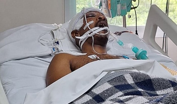 Ajuda com médicos e cuidadora para o Emerson