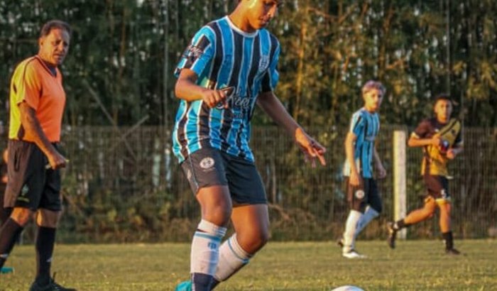 Ajuda pata jogar no grêmio , custear passagens e uniforme.