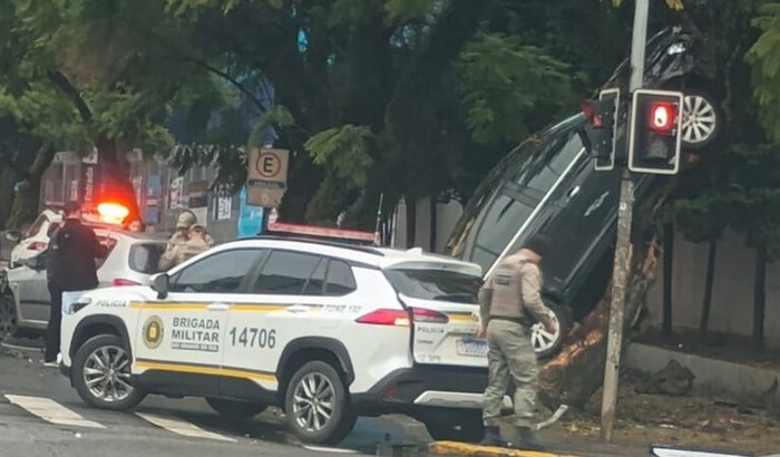 Carro que parou na árvore Uber tava trabalhando carro deu Perca total 