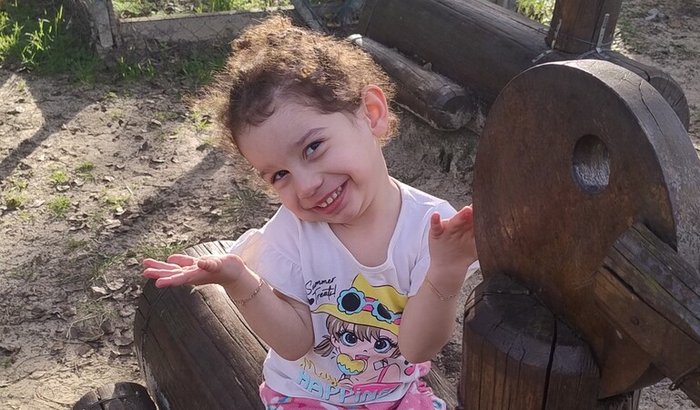 Ajuda para colocar drenos nos ouvidos da Giulia