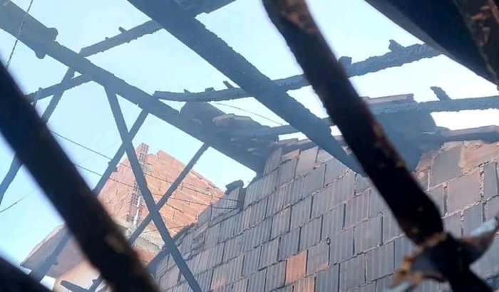 Ajuda para a familia que teve a casa queimada.