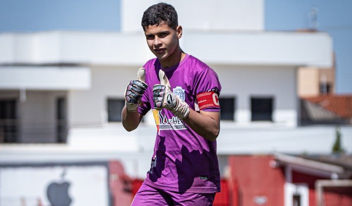 Ajude o goleiro  Luís Otávio Sub14
