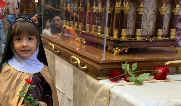 Ajude a Helena a vencer a Leucemia