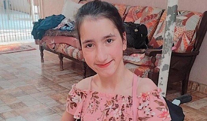 Ajude a Yasmin a sentar com conforto outra vez!