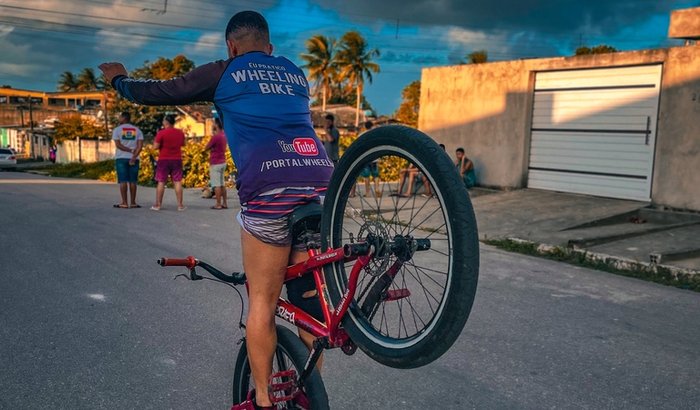 AJUDE O SONHO DE UM JOVEM SE TORNAR REALIDADE