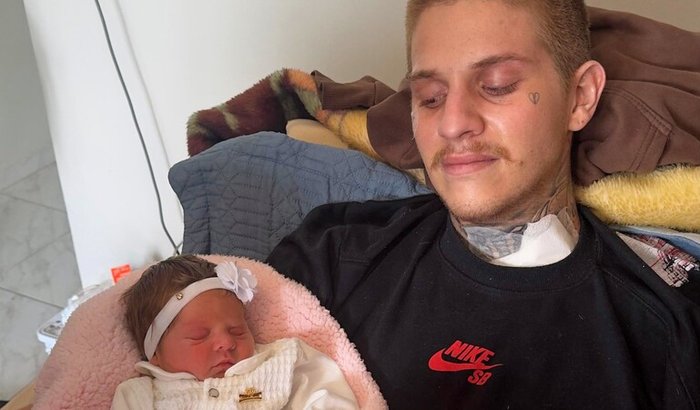 ME AJUDE A ABRAÇAR A MINHA FILHA