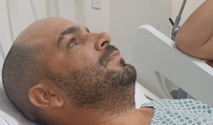 Ajudar a fazer uma prótese de perna ou uma cadeira de rodas motorizada 