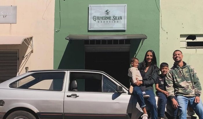 Colocação da porta de vidro na Barbearia do Guilherme