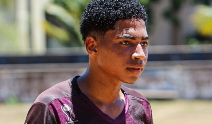 Ajude o SAMIK realizar seu sonho de ir para Portugal jogar futebol 