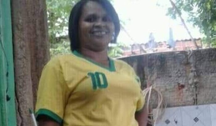 pedimos ajuda a  Sra. Mari Lucia .