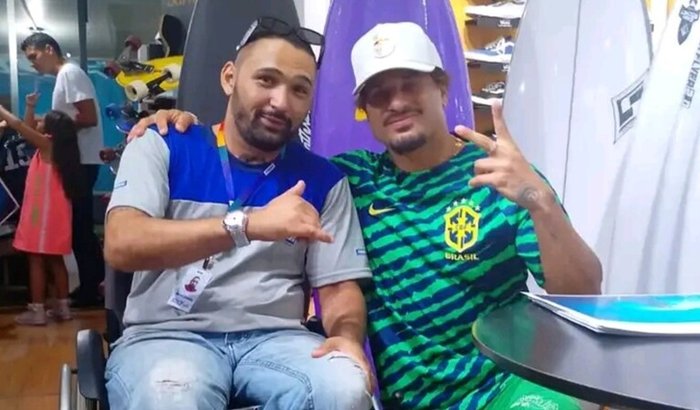 Prancha de surf adaptado e equipamento de surf como roupa de borracha