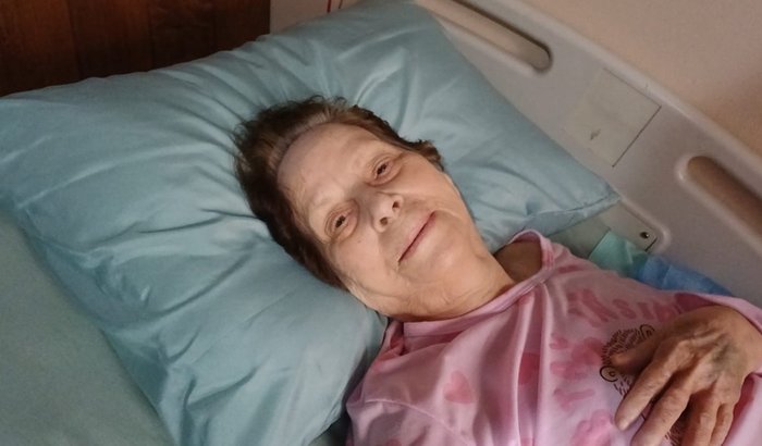 Uma cama hospitalar para a Dona Alina
