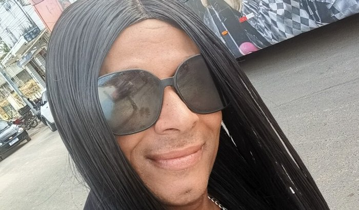 Estudar jornalismo microfone e notebook 