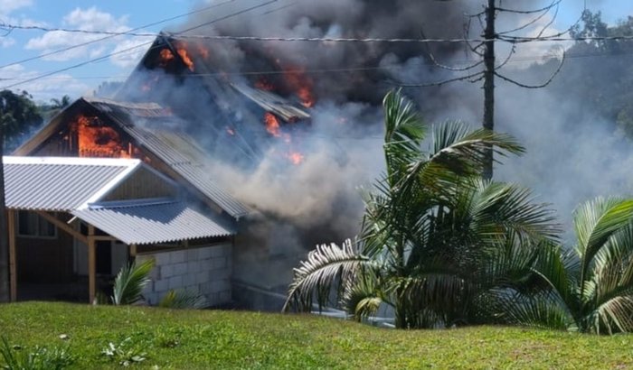 Ajuda para casa que pegou fogo
