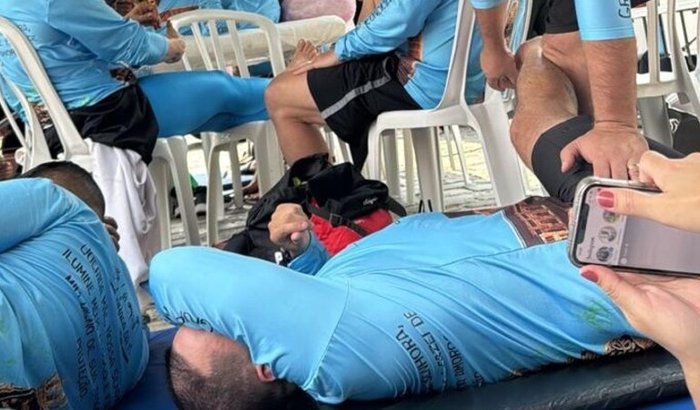 Precisamos de pelo menos 4 macas portáteis, insumos para curativos, remédios, e outros itens.