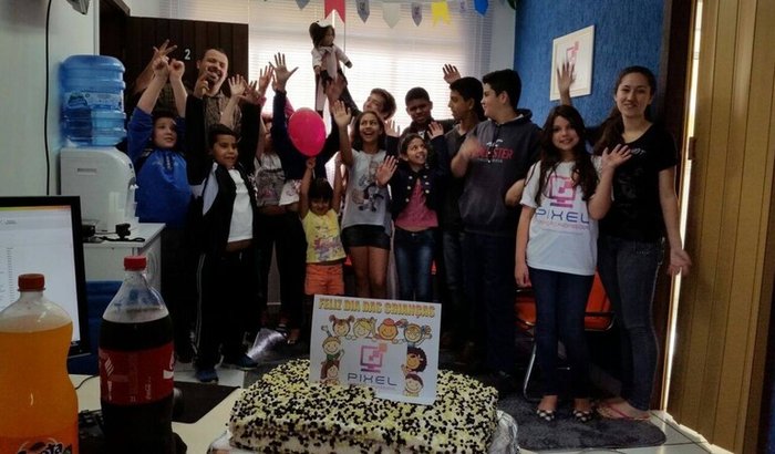Salvem a Pixel! A escola que oferece educação digital gratuita está em risco.