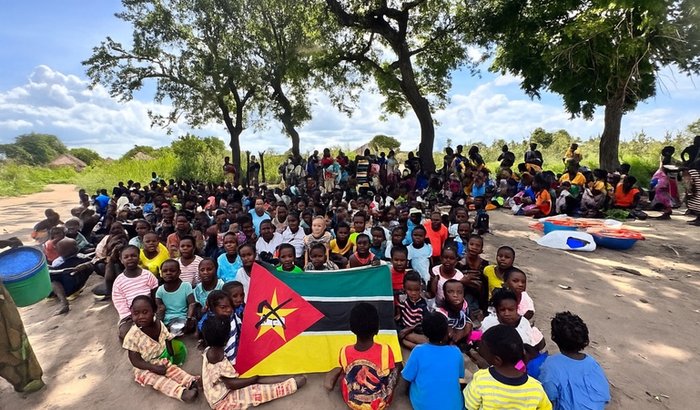 Para construção de casas para famílias desabrigadas e alimentação 