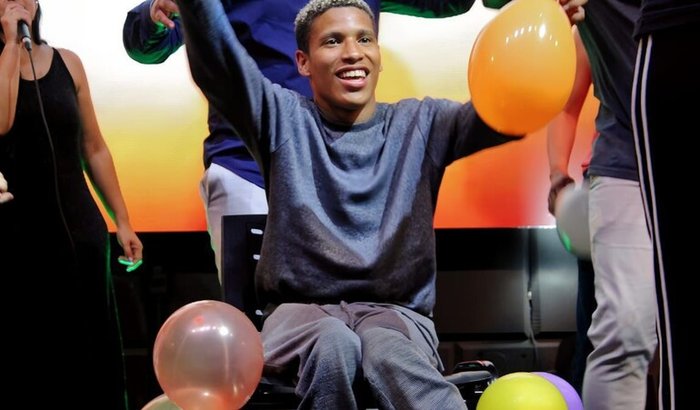 Abençoar 2 irmãos com cadeiras de rodas