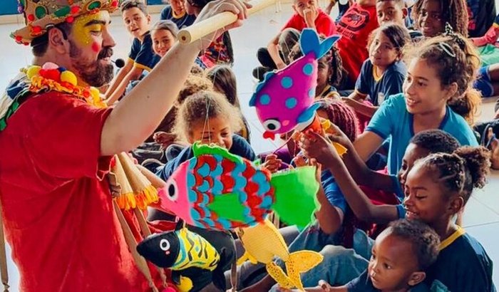 Tin dô lê lê leva crianças ao teatro