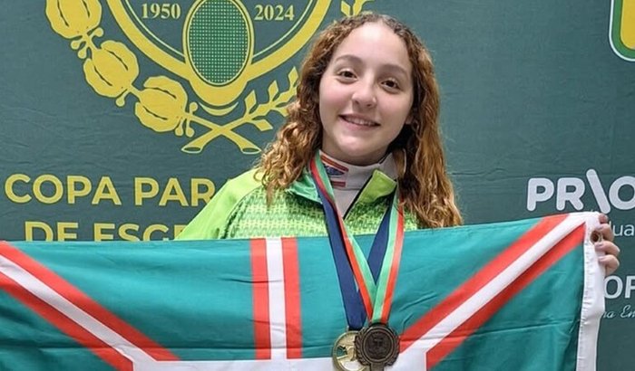 Ajudem uma esgrimista de destaque a voar cada vez mais alto.. 