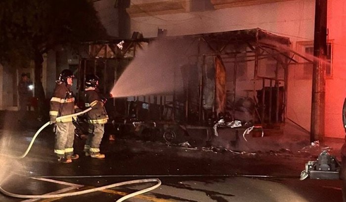 Ajudar a recostruir o treiler de lanche do JUNIOR em frente a droga raia "BRUTU'S BURGUER"