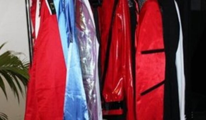 Ajuda a minha amiga a ter dinheiro pra comprar figurinos do Michael Jackson 