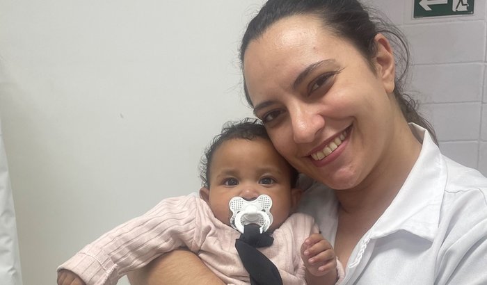 Comprar um carrinho de bebê gêmeas e ajudar com alimento e roupas para 4 crianças abandonadas pela mãe, criadas pelo pai