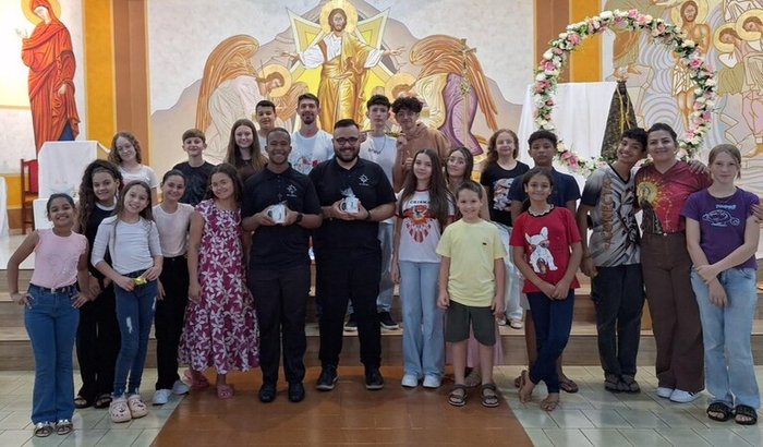 Aquisição Roupas Coroinhas e Acólitos Paroquia Sagrada Família de Nazaré