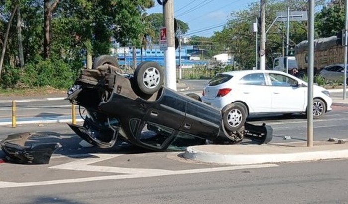 Ajude-nos a consertar nosso carro após um grave acidente