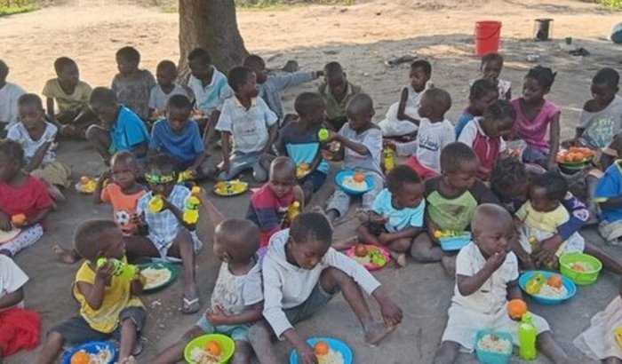 Alimentando Crianças de Moçambique