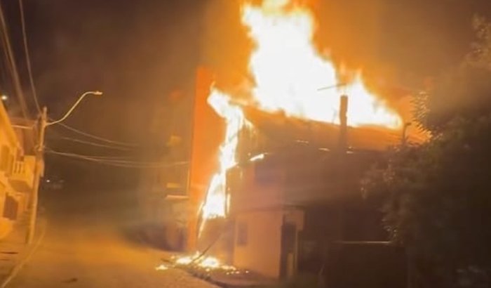 Vaquinha para reconstruir nossa casa queimada.