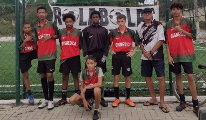 Ajudar o time da comunidade Vilatur com material esportivo 