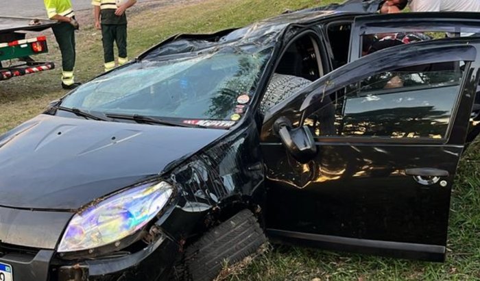 Sandero do Jonas e da Luh