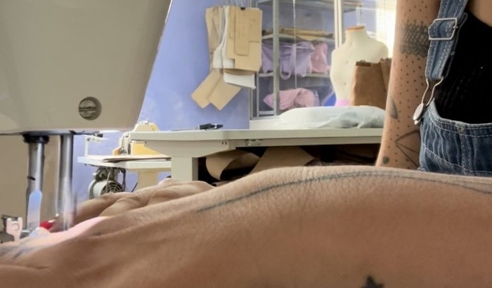 Máquina de costura para uma prof cansada