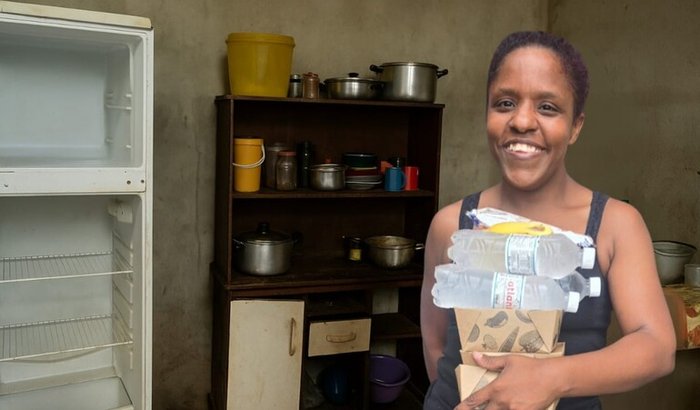 Uma geladeira e um armário para a Bia ter dignidade