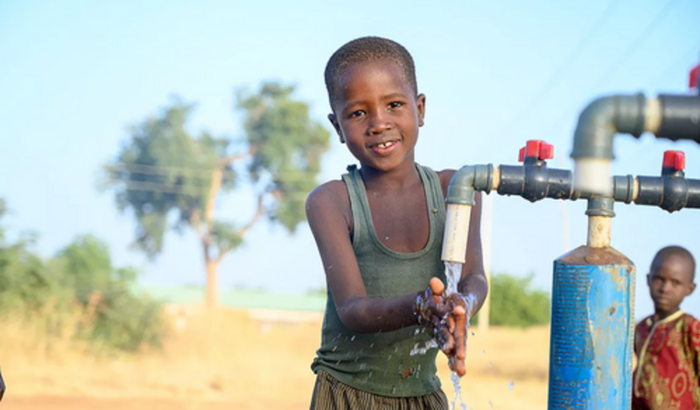 Doe um pouco de amor em forma de água 