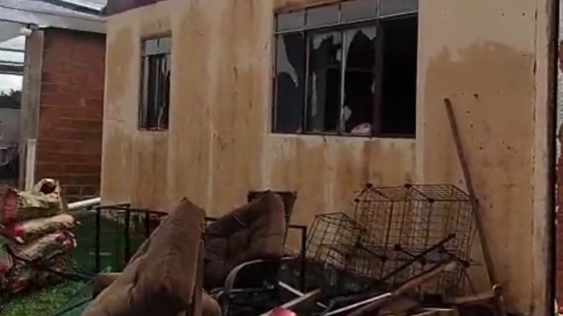 Ajuda meus pais a recuperar a casa após o tornado no Paraná. 