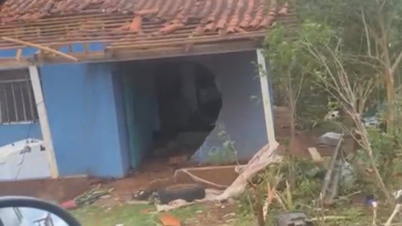Reconstrução da casinha da vó Maria 