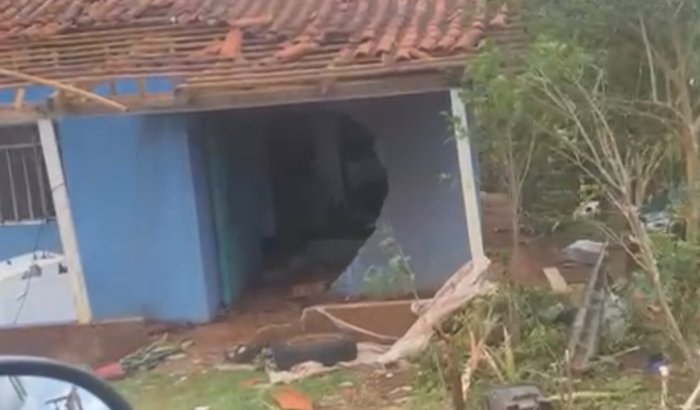 Reconstrução da casinha da vó Maria