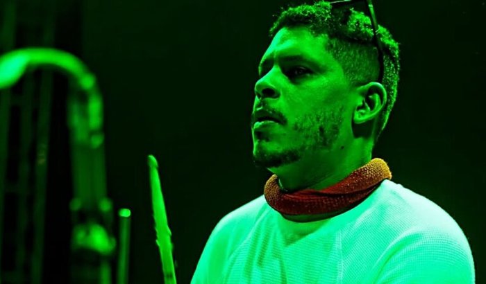 TOM DRUMS: O RITMO CONTINUA