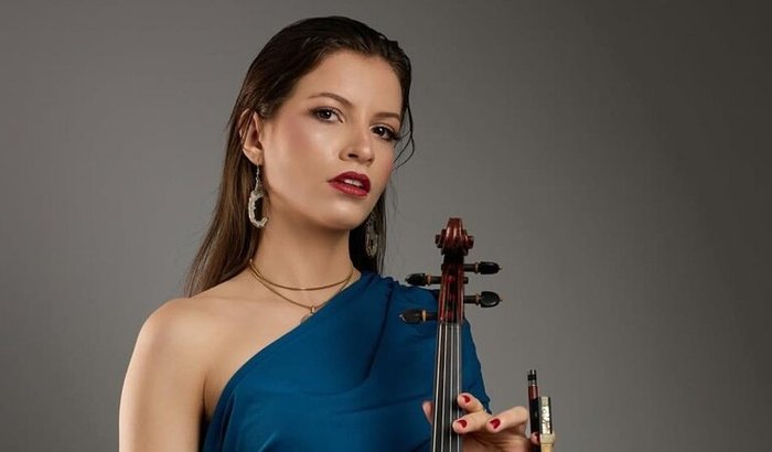 Violinista Brasileira se Apresentando na Europa - Arte, Musica e Cultura Brasileira em Nível Mundial