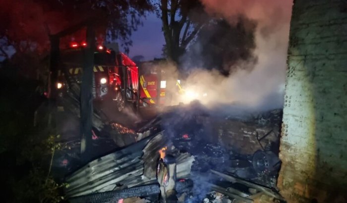 Ajude o Moreira a reconstruir sua casa destruída pelo fogo.