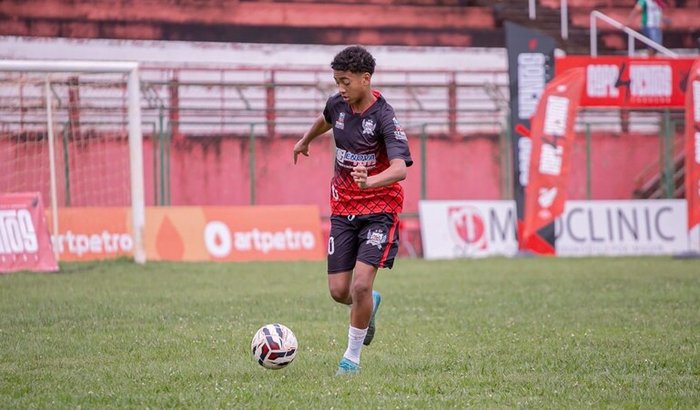 Ajuda para minhas despesas de viagem para um teste de futebol